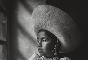 看看帽子，能知道是哪个名族吗？