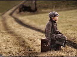 独自外出的小女孩