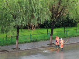 雨后最美环卫工