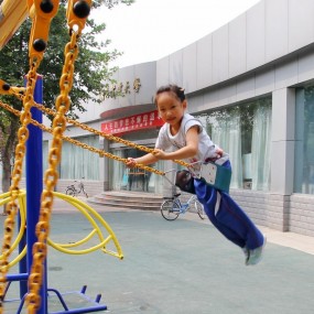 荡秋千的小姑娘