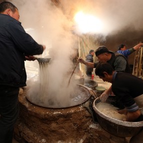 　       传统手工加工粉条让红薯促进农民增收