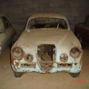 男子买下了一间废弃仓库，当打开铁门后整个人惊呆了！