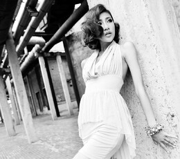 旧厂房里的妩媚