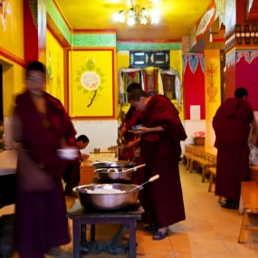 康定南无寺庙开饭了