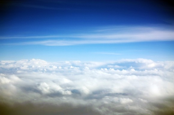 在飞机上看乌市.天山.云海