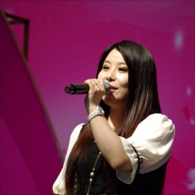 性博会上的女歌手