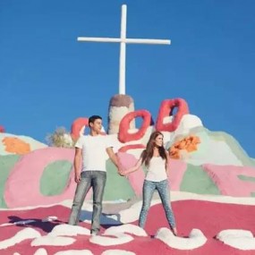 一位84岁的盲人老人，用24年在荒漠手绘了一座无比美丽的“救赎山”。