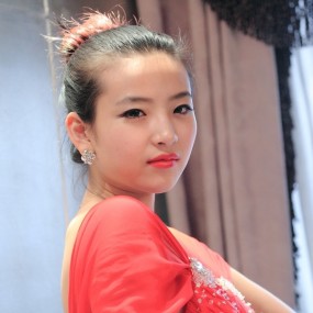 风景御园红衣靓女