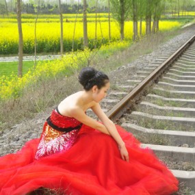 红衣美女----重点构图