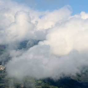 云锁青山仙境来，雾绕梯田好人家。