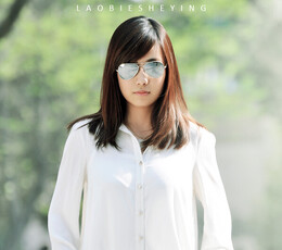 春光里的美丽姑娘 B