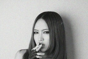 高噪点的抽烟性感女子