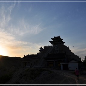 夕阳西下的天圣山