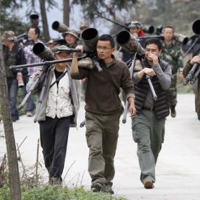 扛着大炮的人群