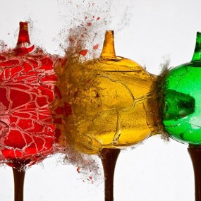 摄影师抓拍物品被子弹击穿瞬间 令人震撼