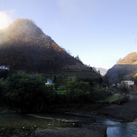 秦巴风光美，三省通衢走四方