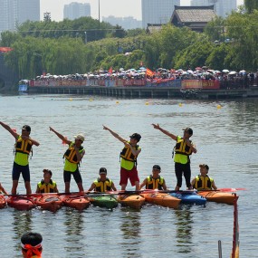 汉城湖里竞龙舟