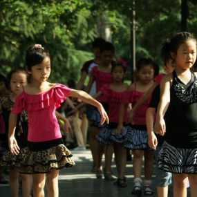 学跳拉丁舞的孩子们