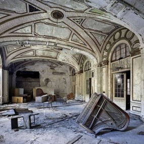 Yves Marchand & Romain Meffre - Ruins