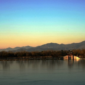 蓝天下的颐和园