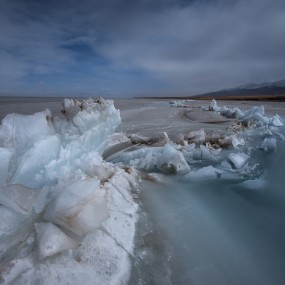 冰封青海湖