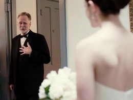 泪目！摄影师拍下父亲初见女儿穿上婚纱的瞬间