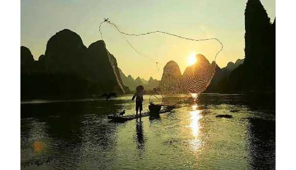 诗意漓江：渔夫撒网