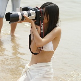 海边的给力女摄影师