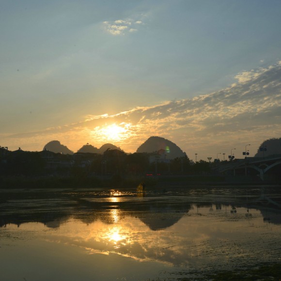 日出---叠彩山顶和漓江边