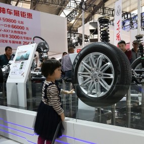 看车展的小妹妹