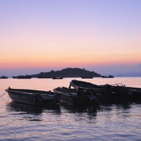 【西望月如钩】