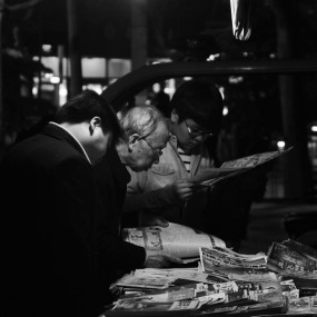 四月 杂拍 报摊前的趣事