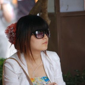 【时尚街拍】★C.罗原创★悠闲等人的眼镜MM（8P）