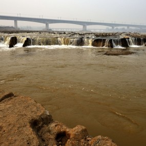 渭河咸阳段出现微缩版“壶口瀑布”的奇妙景观