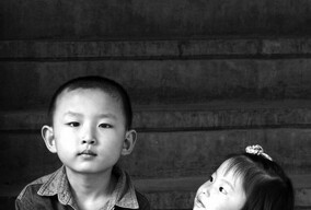 新手再续一组小家伙们楼梯上的玩耍吧，呵呵