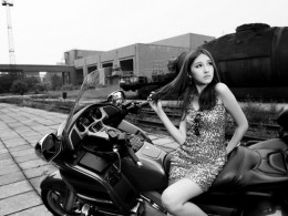 性感女人与冷酷机器