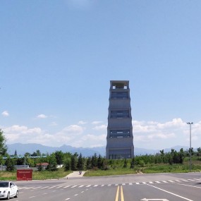 蓝天白云揽月阁