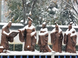 雪后街边雕塑（一）