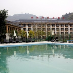 韩城欣沐阳温泉 洋美女演绎泡汤秀 享受冬日里的温暖