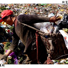 拾荒人一一过节请关注生活在社会最底层的人们