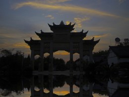 《夕阳下的倒影》