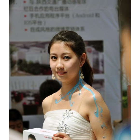 你们只在棚里拍，其实外场的这个MM我觉得最可爱