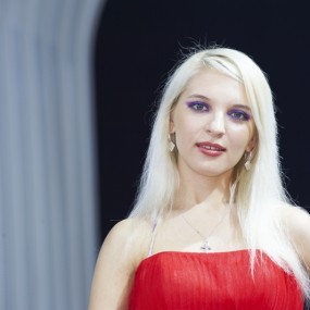 曲江车展别克展位的外国妞