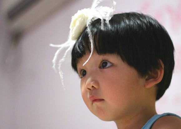 带花卡的小姑娘