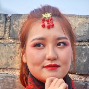 城墙上看到的红衣女子