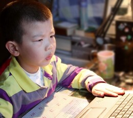 儿童上网。老外喋面。美女作秀