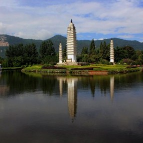 昆明民族村里的山寨版三塔