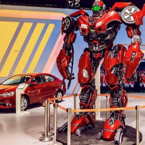 创意摄影：《假如车展上的汽车复活了。。。》