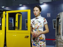 老爷车前的旗袍女郎