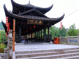 悬挂在瀑布上的千年苗寨古镇，美景不输凤凰，80%的人都不知道！